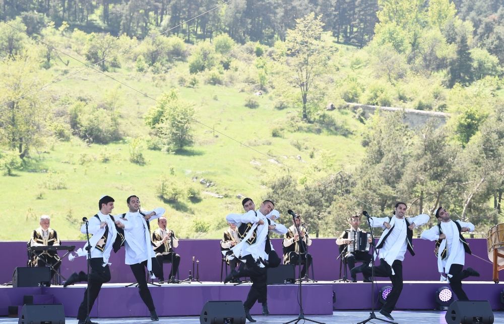 Azerbaijani president, first lady attend opening of “Kharibulbul” festival in Shusha (PHOTO)