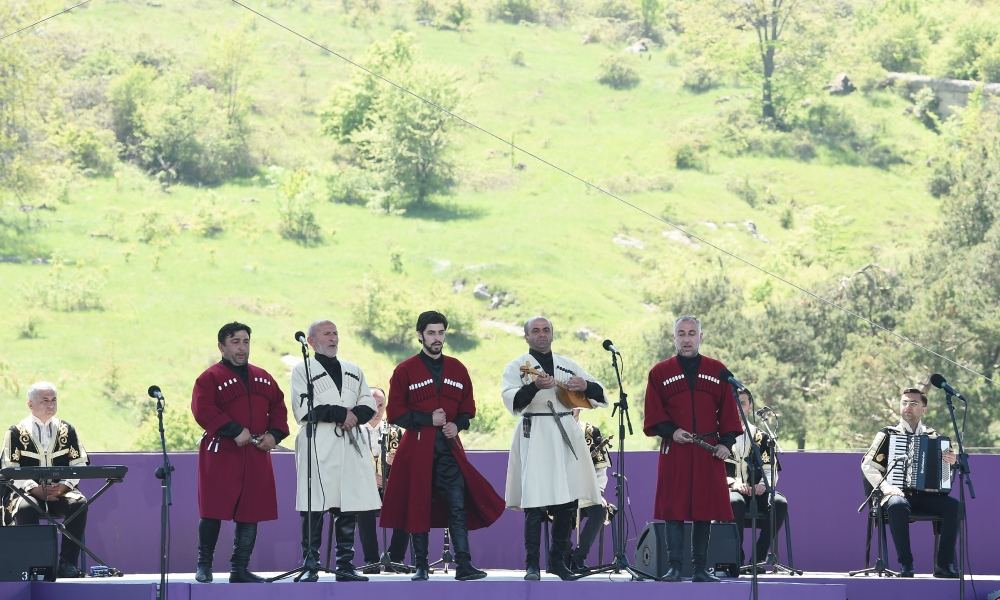 Azerbaijani president, first lady attend opening of “Kharibulbul” festival in Shusha (PHOTO)