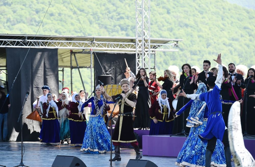 Azerbaijani president, first lady attend opening of “Kharibulbul” festival in Shusha (PHOTO)