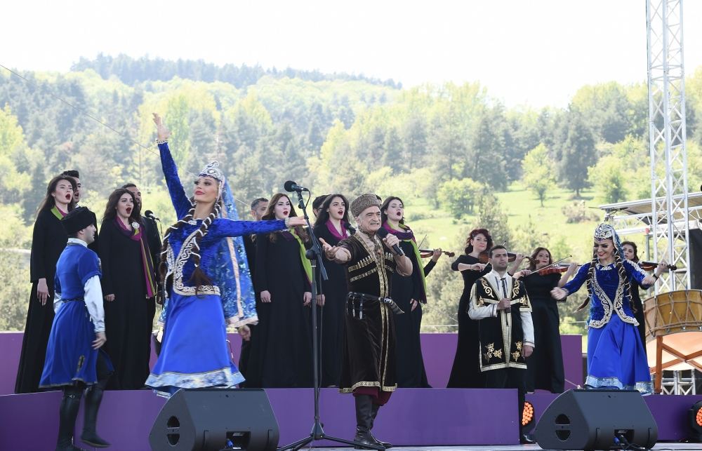 Azerbaijani president, first lady attend opening of “Kharibulbul” festival in Shusha (PHOTO)