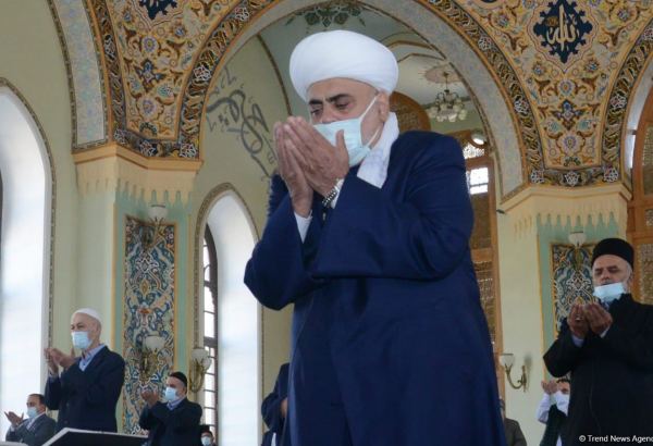 Festive prayer performed at Teze Pir mosque in Azerbaijan’s Baku (PHOTO)