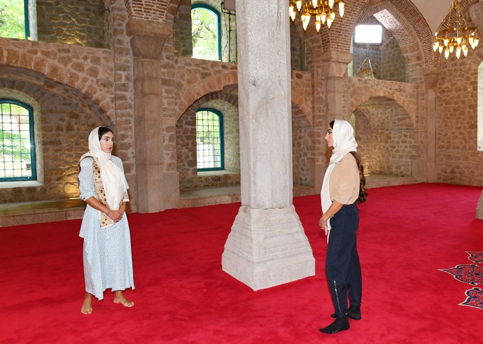 Azerbaijani president visits Yukhari Govharagha mosque in Shusha (PHOTO)