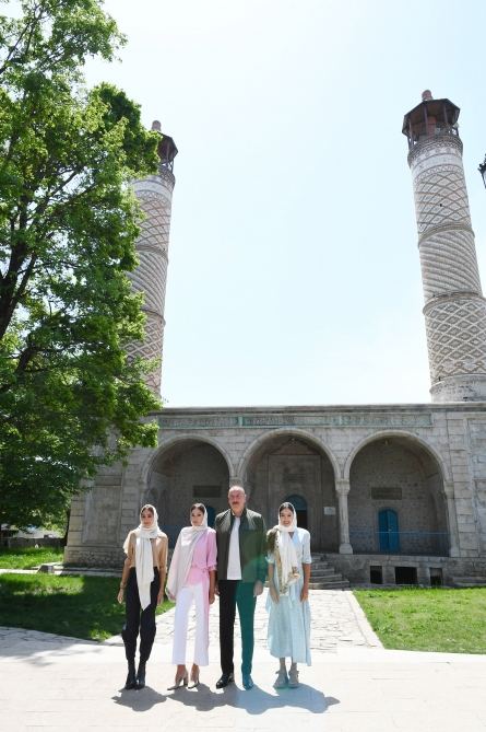Azerbaijani president visits Yukhari Govharagha mosque in Shusha (PHOTO)