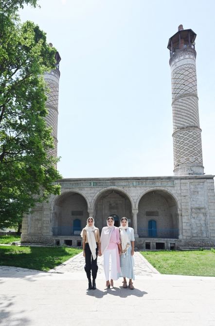 Azerbaijani president visits Yukhari Govharagha mosque in Shusha (PHOTO)