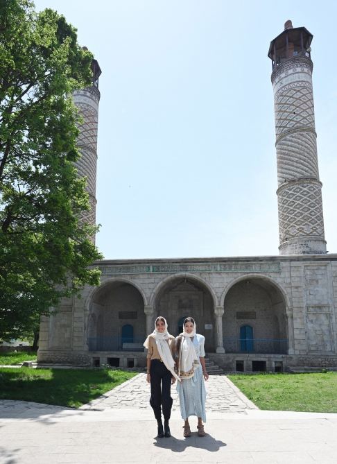 Azerbaijani president visits Yukhari Govharagha mosque in Shusha (PHOTO)