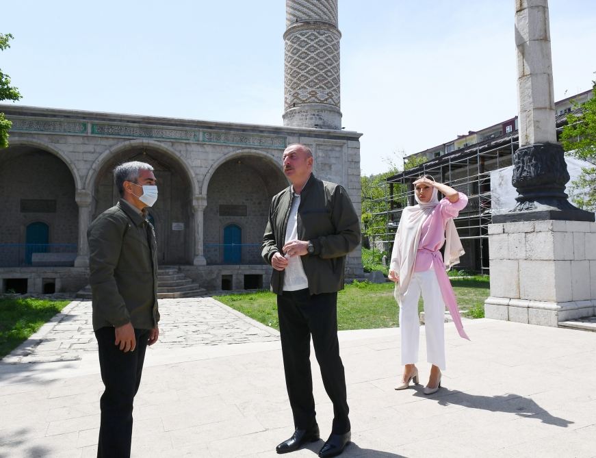 Azerbaijani president visits Yukhari Govharagha mosque in Shusha (PHOTO)