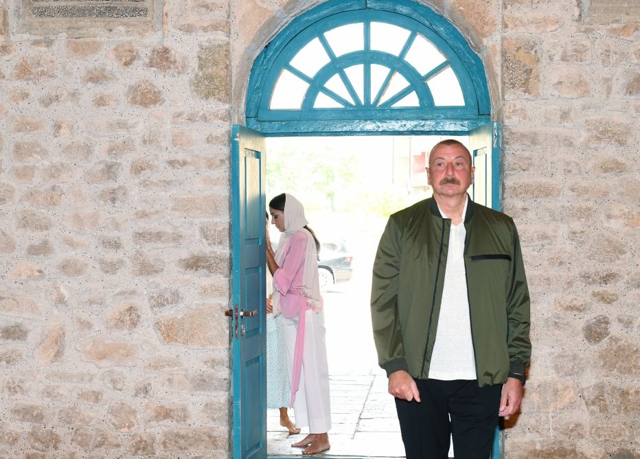 Azerbaijani president visits Yukhari Govharagha mosque in Shusha (PHOTO)
