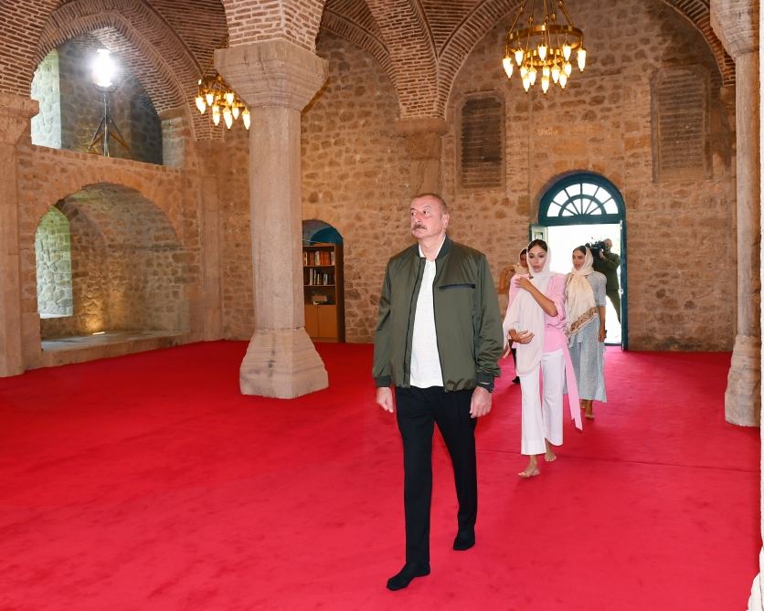 Azerbaijani president visits Yukhari Govharagha mosque in Shusha (PHOTO)