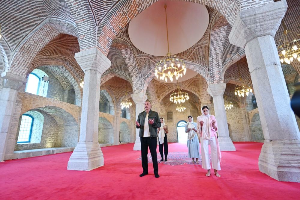 Azerbaijani president visits Yukhari Govharagha mosque in Shusha (PHOTO)