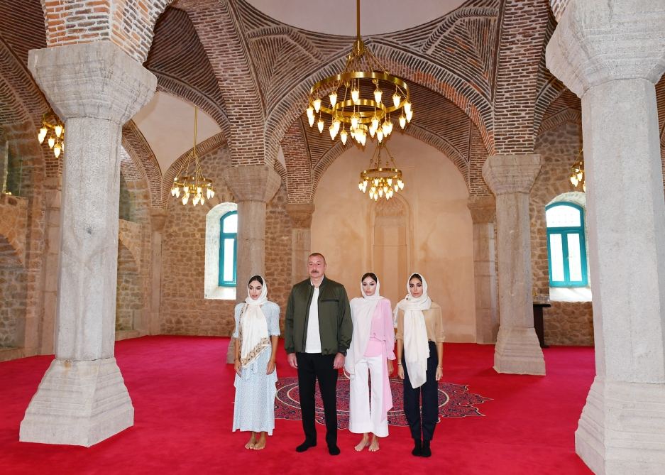 Azerbaijani president visits Yukhari Govharagha mosque in Shusha (PHOTO)