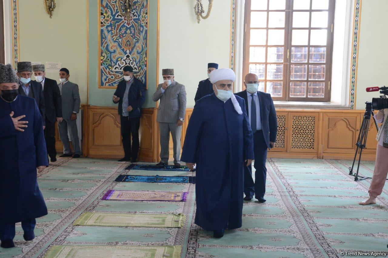 Festive prayer performed at Teze Pir mosque in Azerbaijan’s Baku (PHOTO)