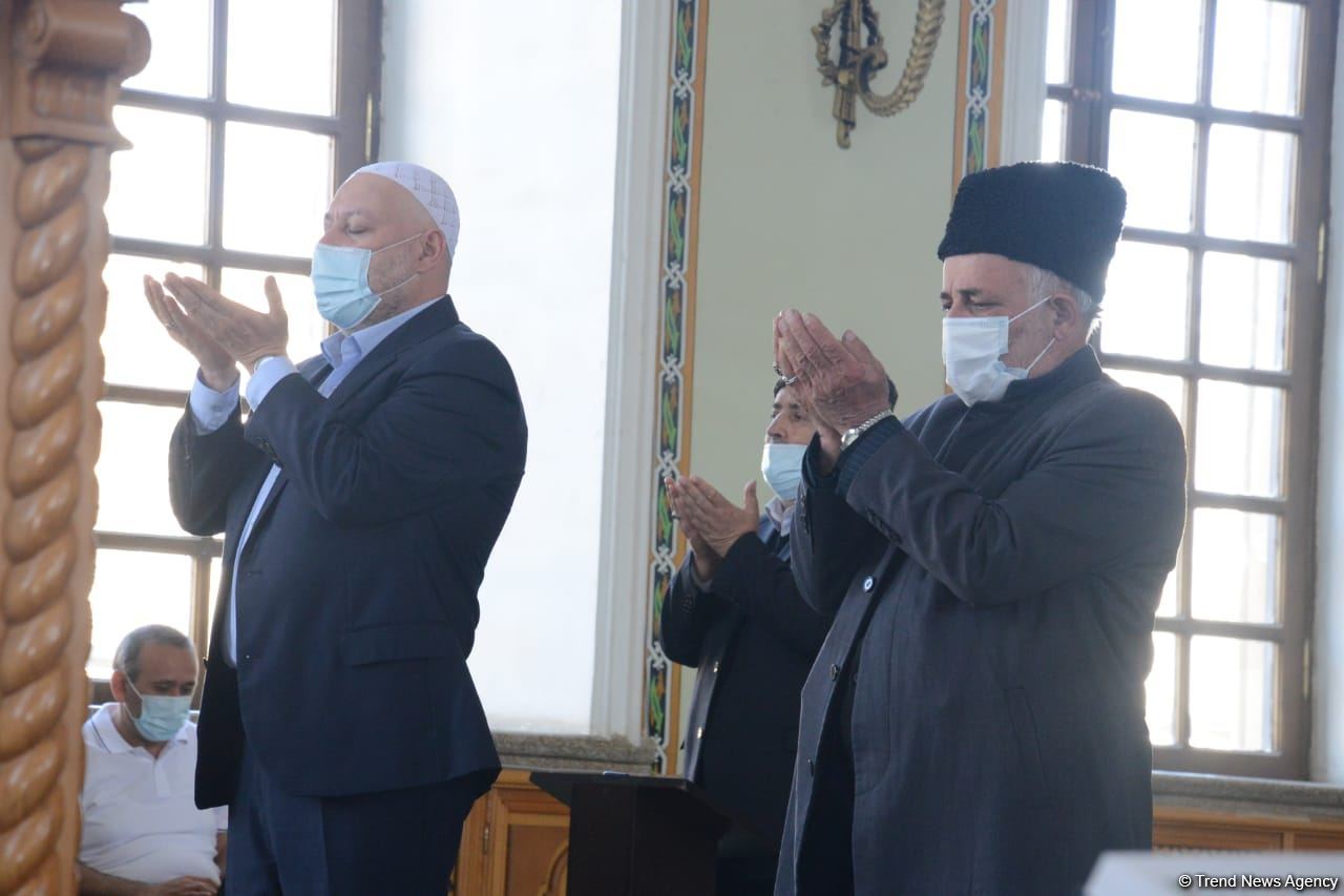 Festive prayer performed at Teze Pir mosque in Azerbaijan’s Baku (PHOTO)