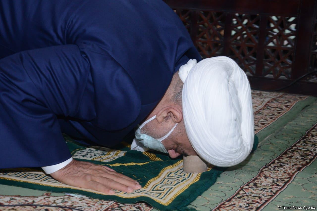 Festive prayer performed at Teze Pir mosque in Azerbaijan’s Baku (PHOTO)