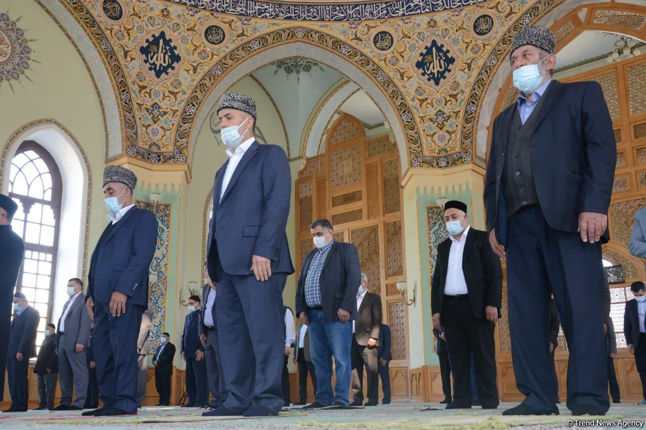 Festive prayer performed at Teze Pir mosque in Azerbaijan’s Baku (PHOTO)