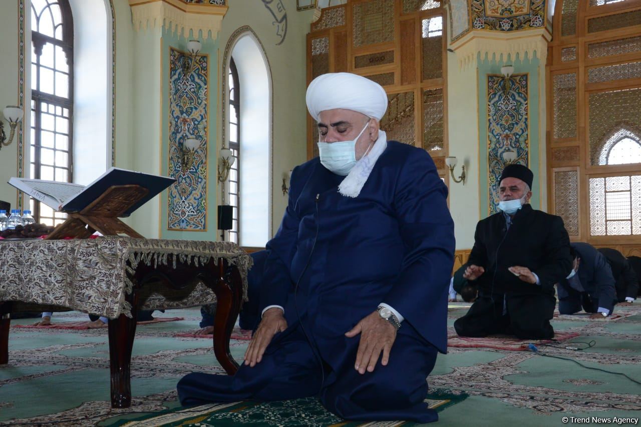 Festive prayer performed at Teze Pir mosque in Azerbaijan’s Baku (PHOTO)