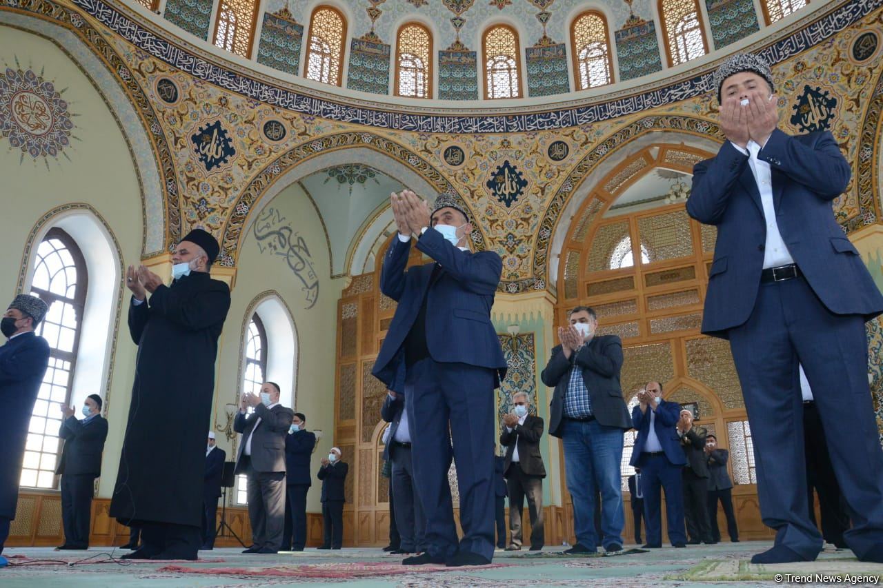 Festive prayer performed at Teze Pir mosque in Azerbaijan’s Baku (PHOTO)