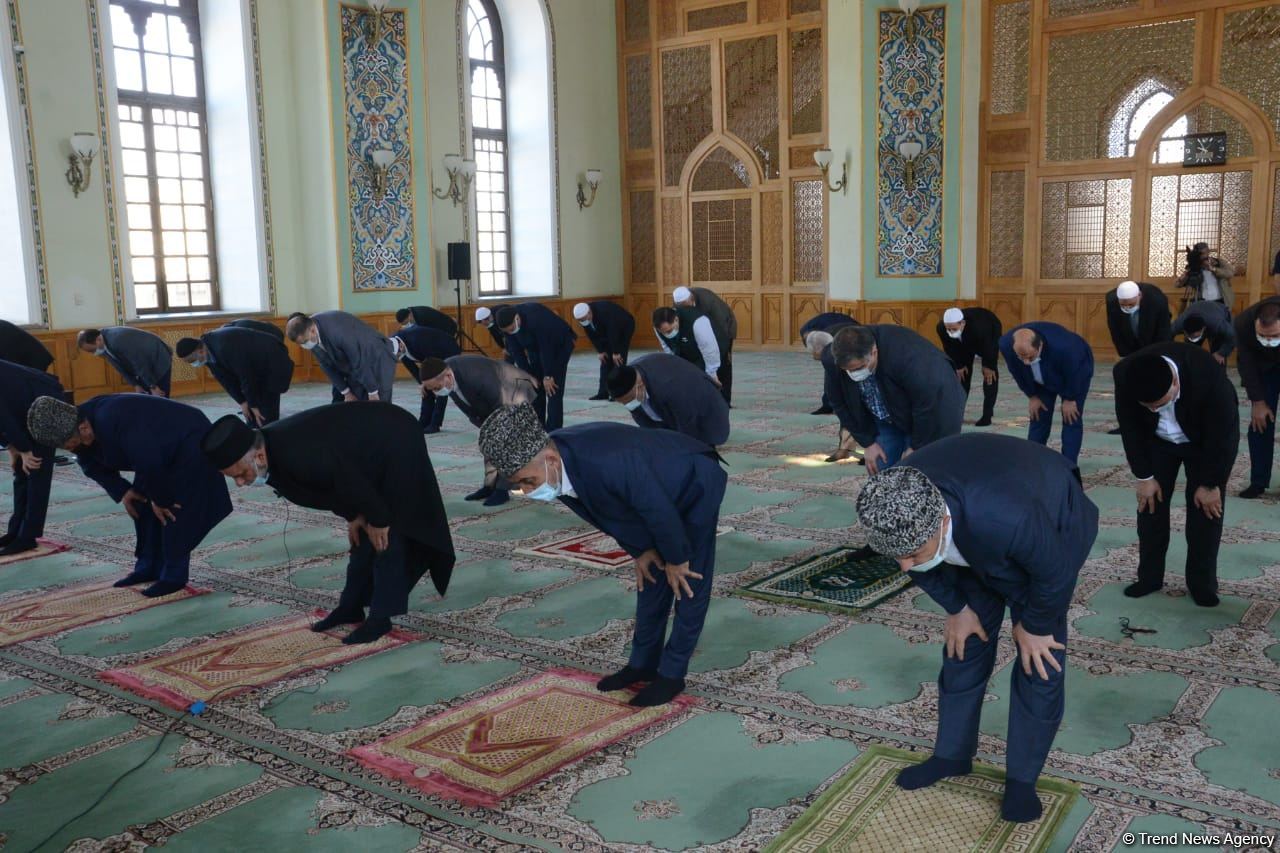 Festive prayer performed at Teze Pir mosque in Azerbaijan’s Baku (PHOTO)