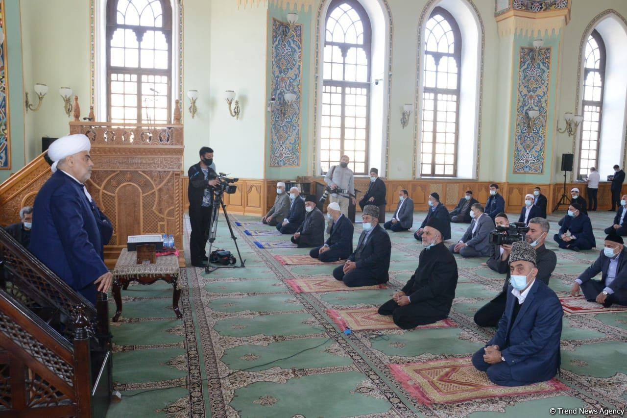 Festive prayer performed at Teze Pir mosque in Azerbaijan’s Baku (PHOTO)