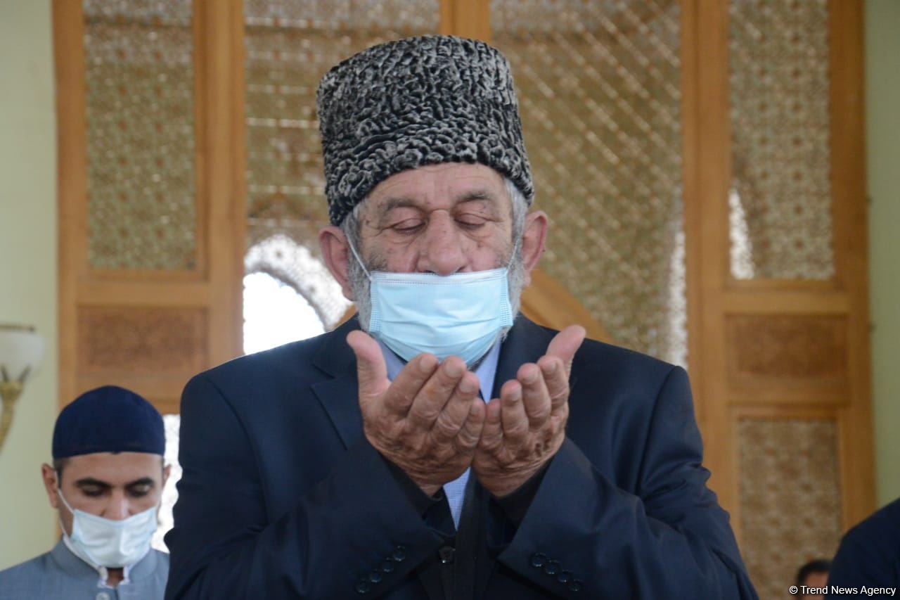 Festive prayer performed at Teze Pir mosque in Azerbaijan’s Baku (PHOTO)