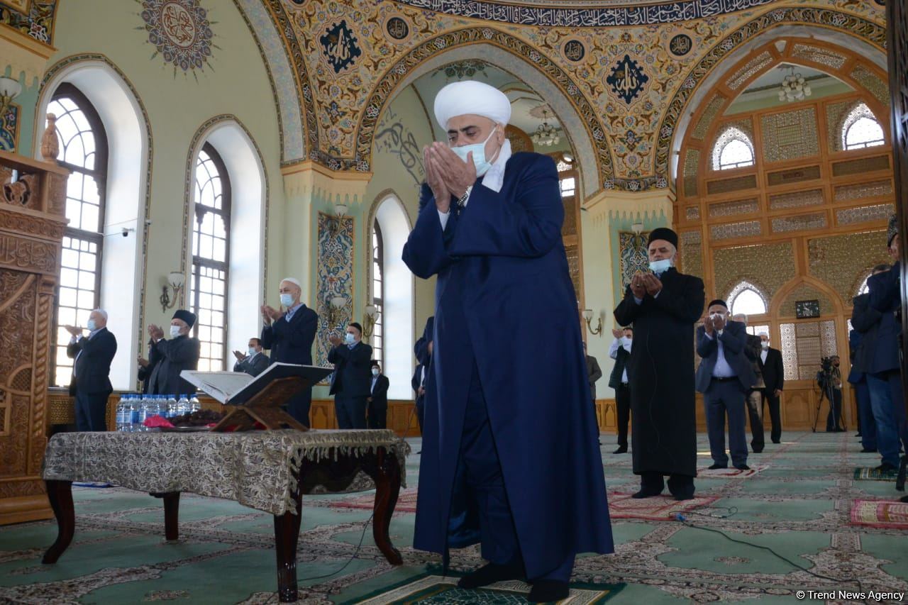 Festive prayer performed at Teze Pir mosque in Azerbaijan’s Baku (PHOTO)