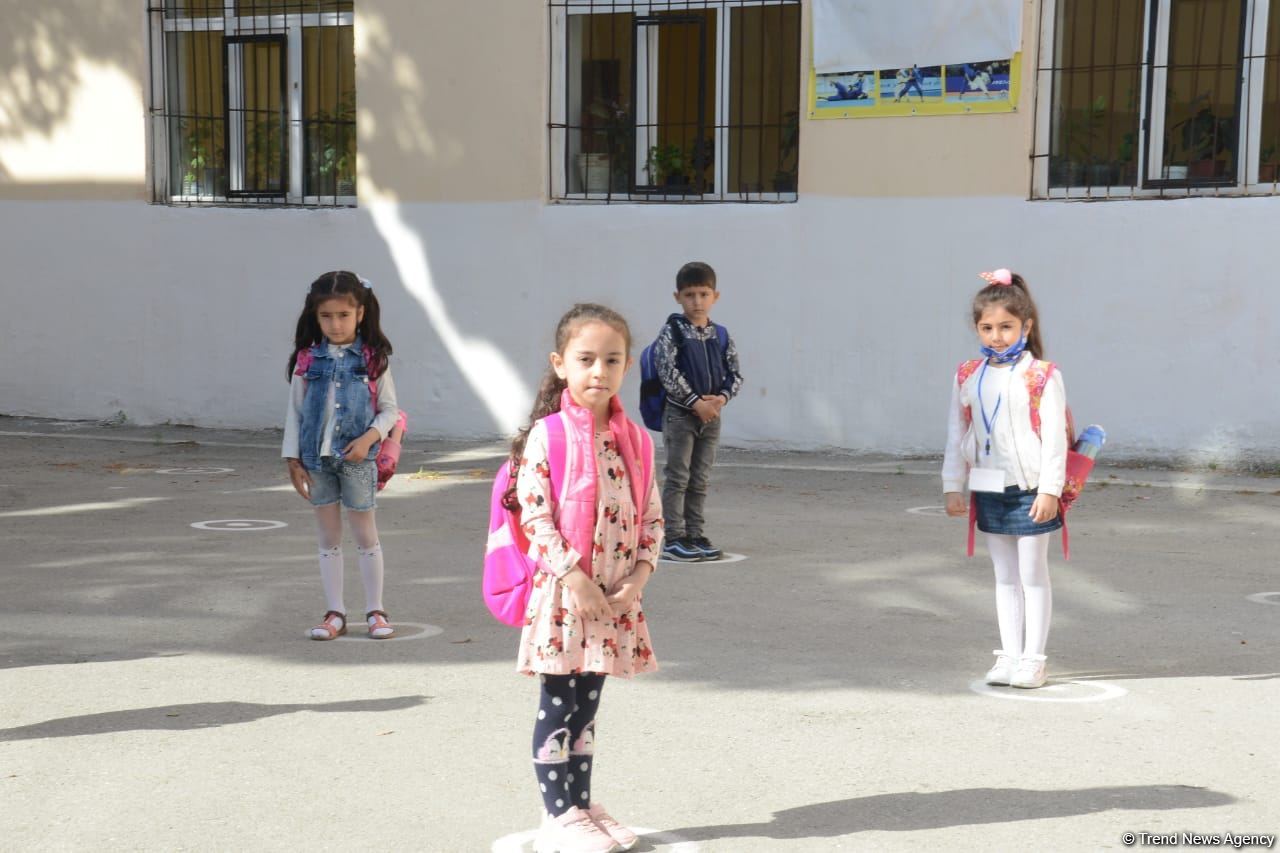 Azerbaijan partially resumes full-time lessons at schools in several cities and districts (PHOTO)