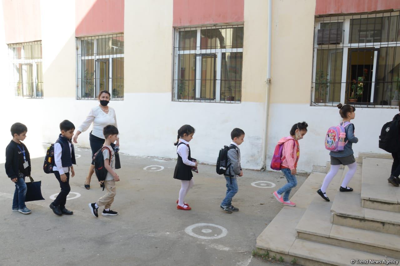 Azerbaijan partially resumes full-time lessons at schools in several cities and districts (PHOTO)