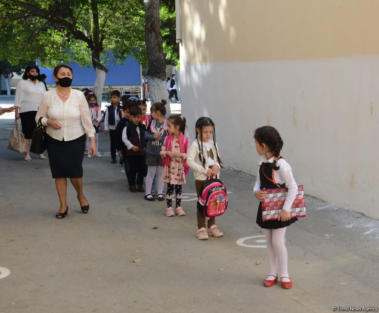 Azerbaijan partially resumes full-time lessons at schools in several cities and districts (PHOTO)