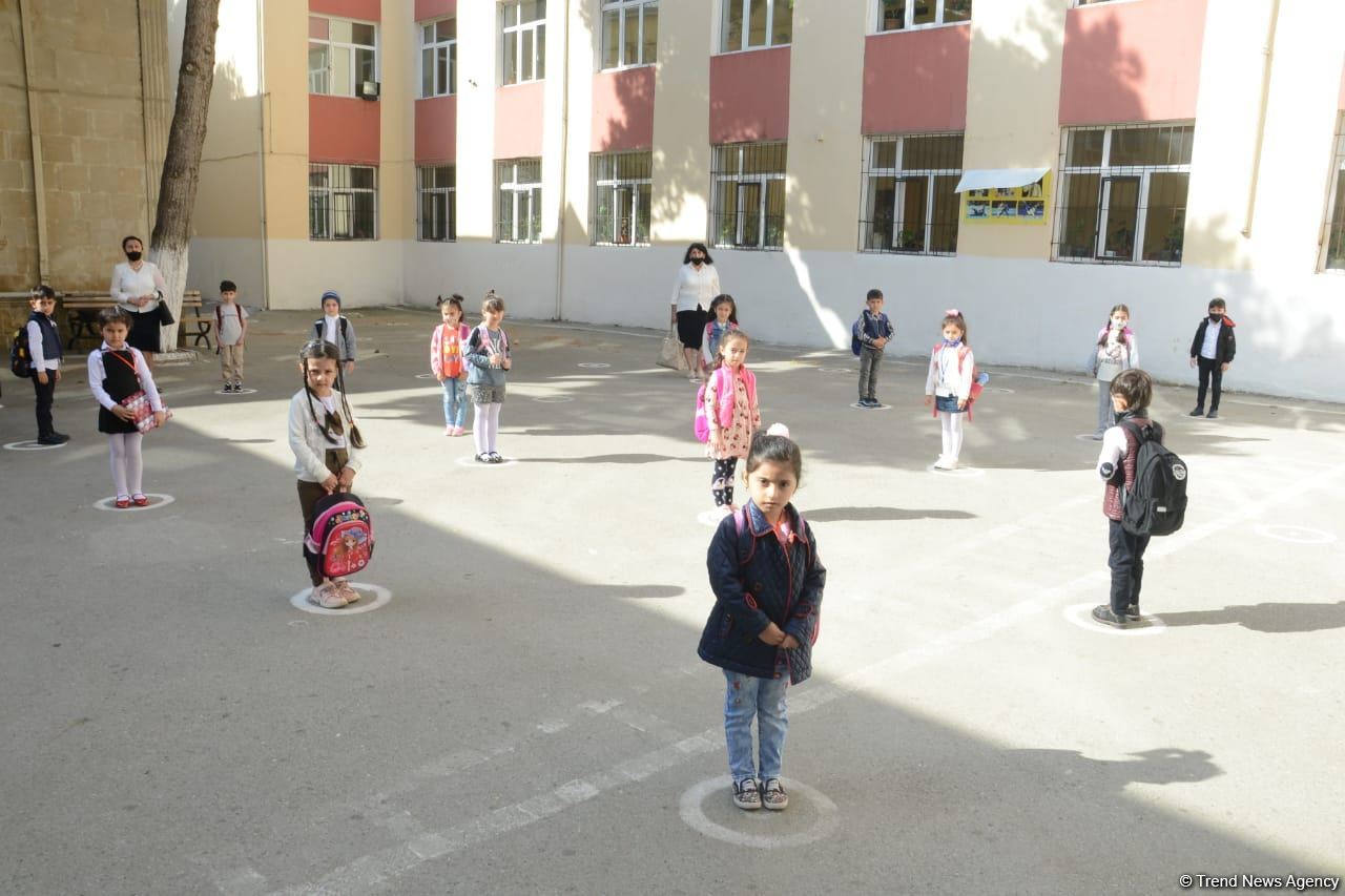 Azerbaijan partially resumes full-time lessons at schools in several cities and districts (PHOTO)