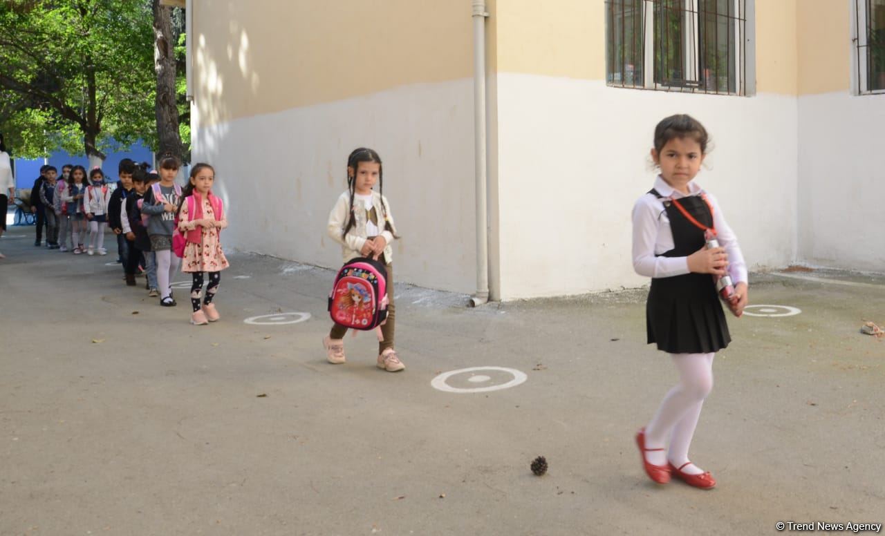 Azerbaijan partially resumes full-time lessons at schools in several cities and districts (PHOTO)