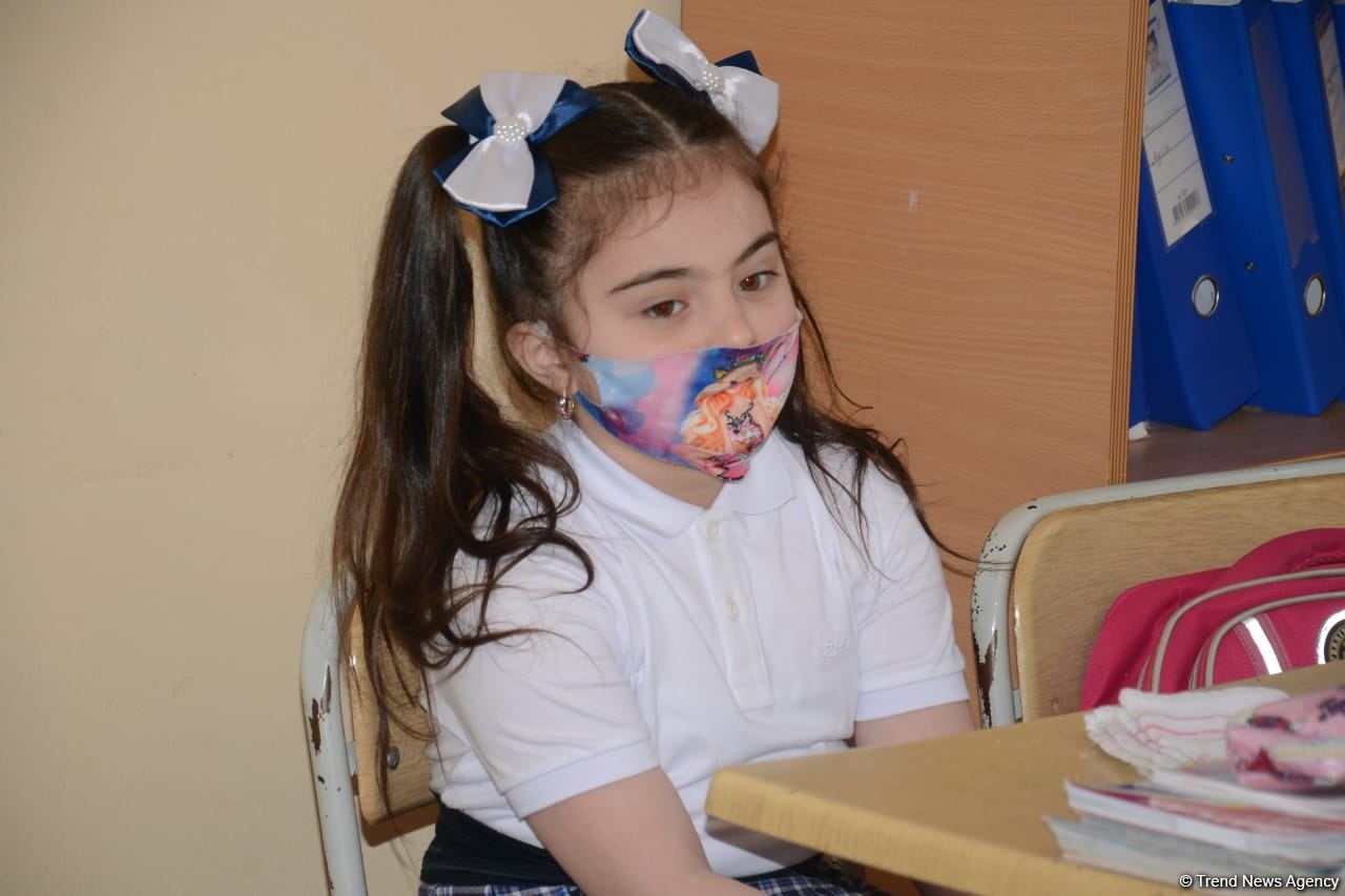 Azerbaijan partially resumes full-time lessons at schools in several cities and districts (PHOTO)