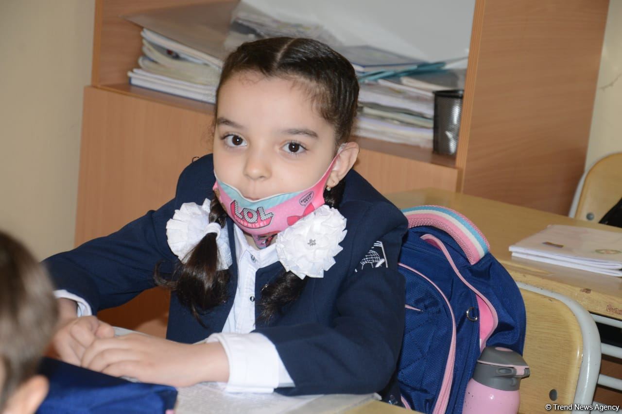 Azerbaijan partially resumes full-time lessons at schools in several cities and districts (PHOTO)