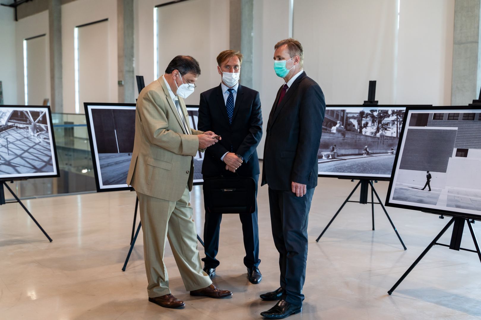 YARAT presents Homo Urbanus Europeanus photo exhibition within first int'l Baku Street Photo Festival (PHOTO)