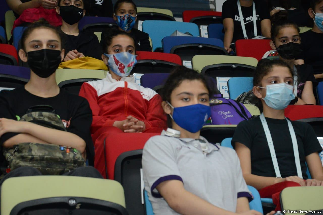 Azerbaijani gymnasts meet with multiple European and world champion in Baku (PHOTO)
