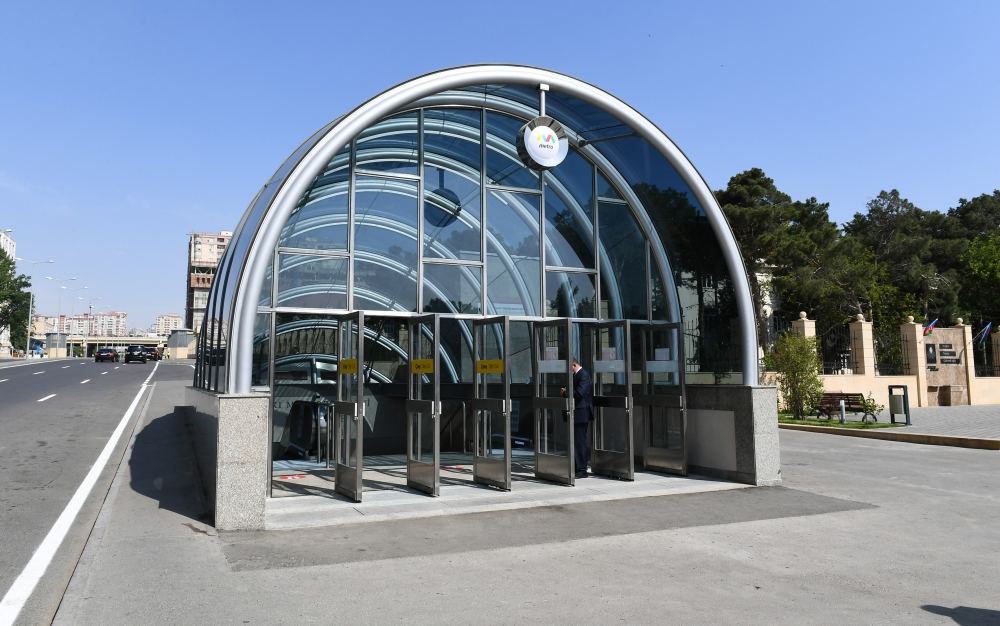 President Ilham Aliyev views conditions created at 'November 8' subway station (PHOTO)