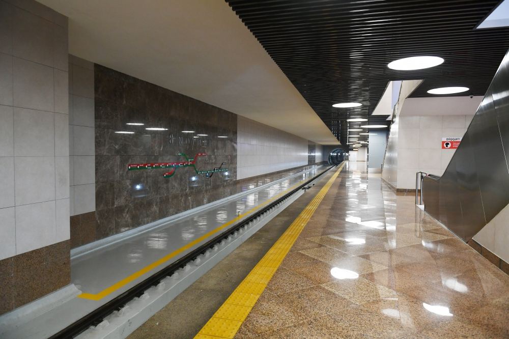 President Ilham Aliyev views conditions created at 'November 8' subway station (PHOTO)