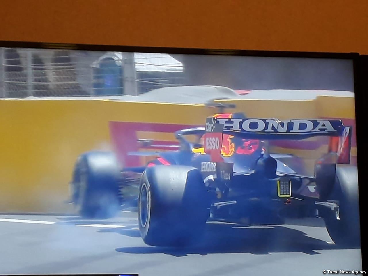 Red Bull Racing pilot crashes at F1 Azerbaijan Grand Prix in Baku (PHOTO)