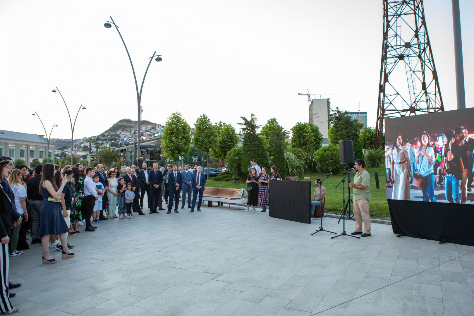 “Reduce, Reuse, Recycle, Respect” exhibition by NARGIS Publishing house is open on the Baku Boulevard (PHOTO/VIDEO)
