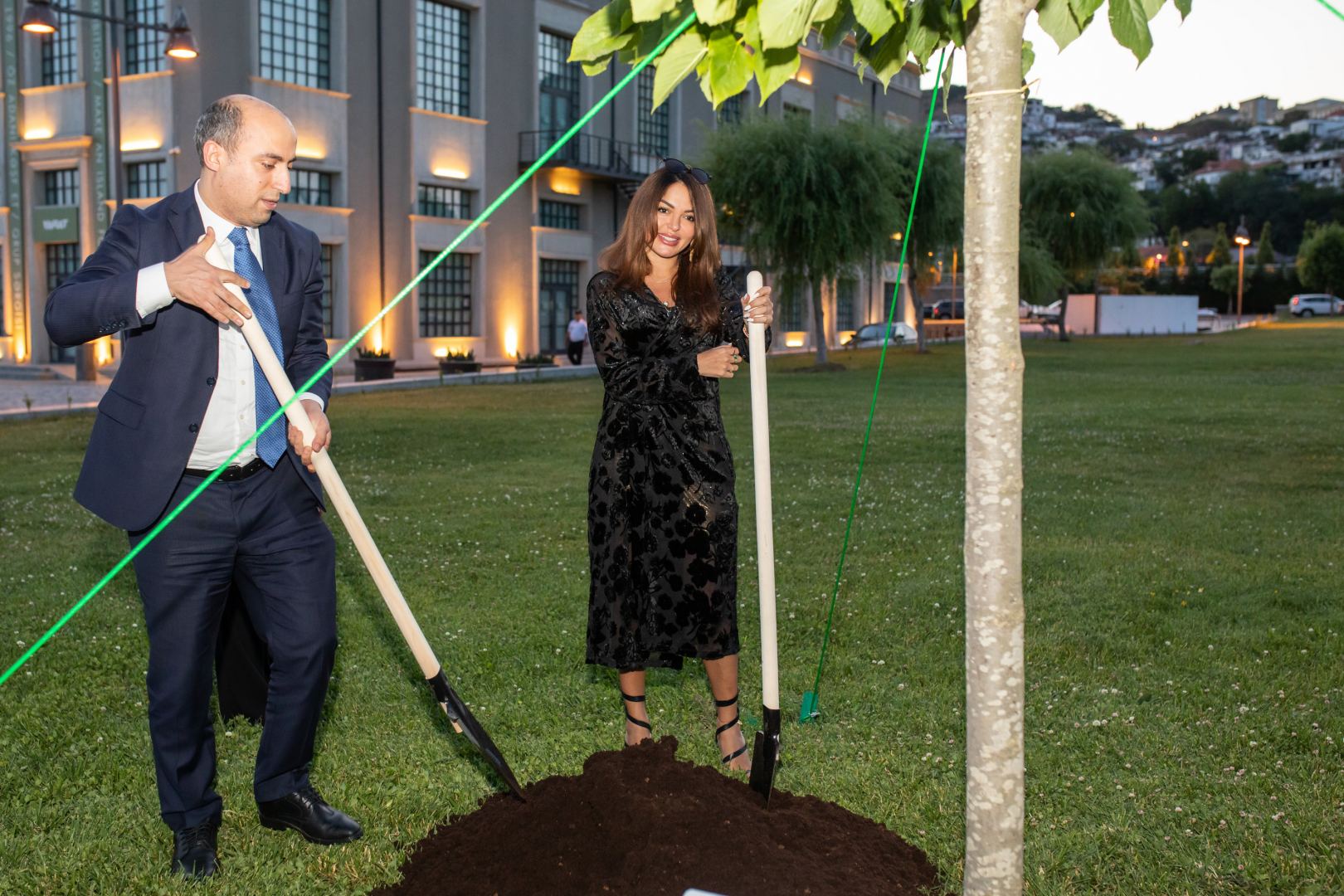 “Reduce, Reuse, Recycle, Respect” exhibition by NARGIS Publishing house is open on the Baku Boulevard (PHOTO/VIDEO)