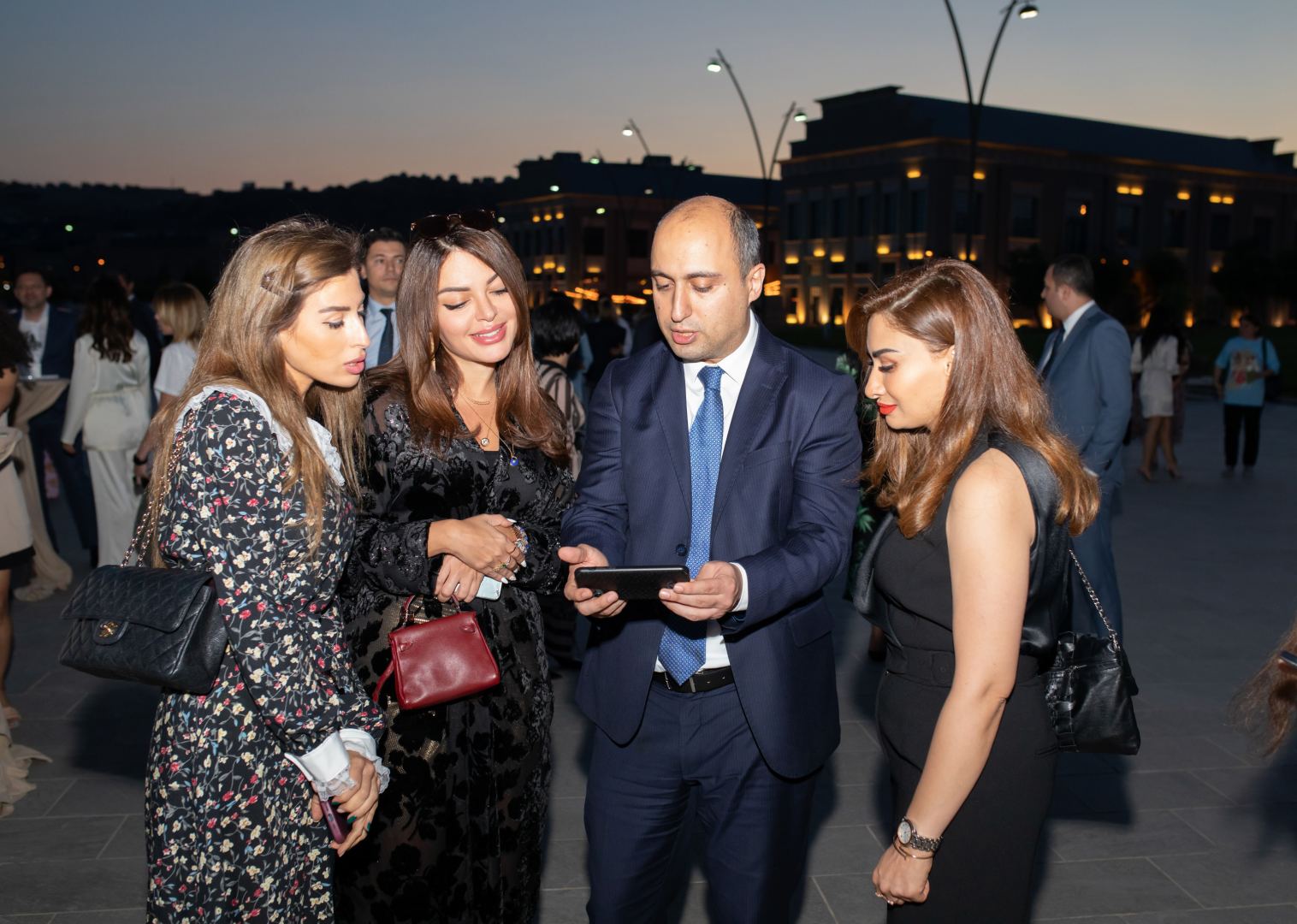 “Reduce, Reuse, Recycle, Respect” exhibition by NARGIS Publishing house is open on the Baku Boulevard (PHOTO/VIDEO)