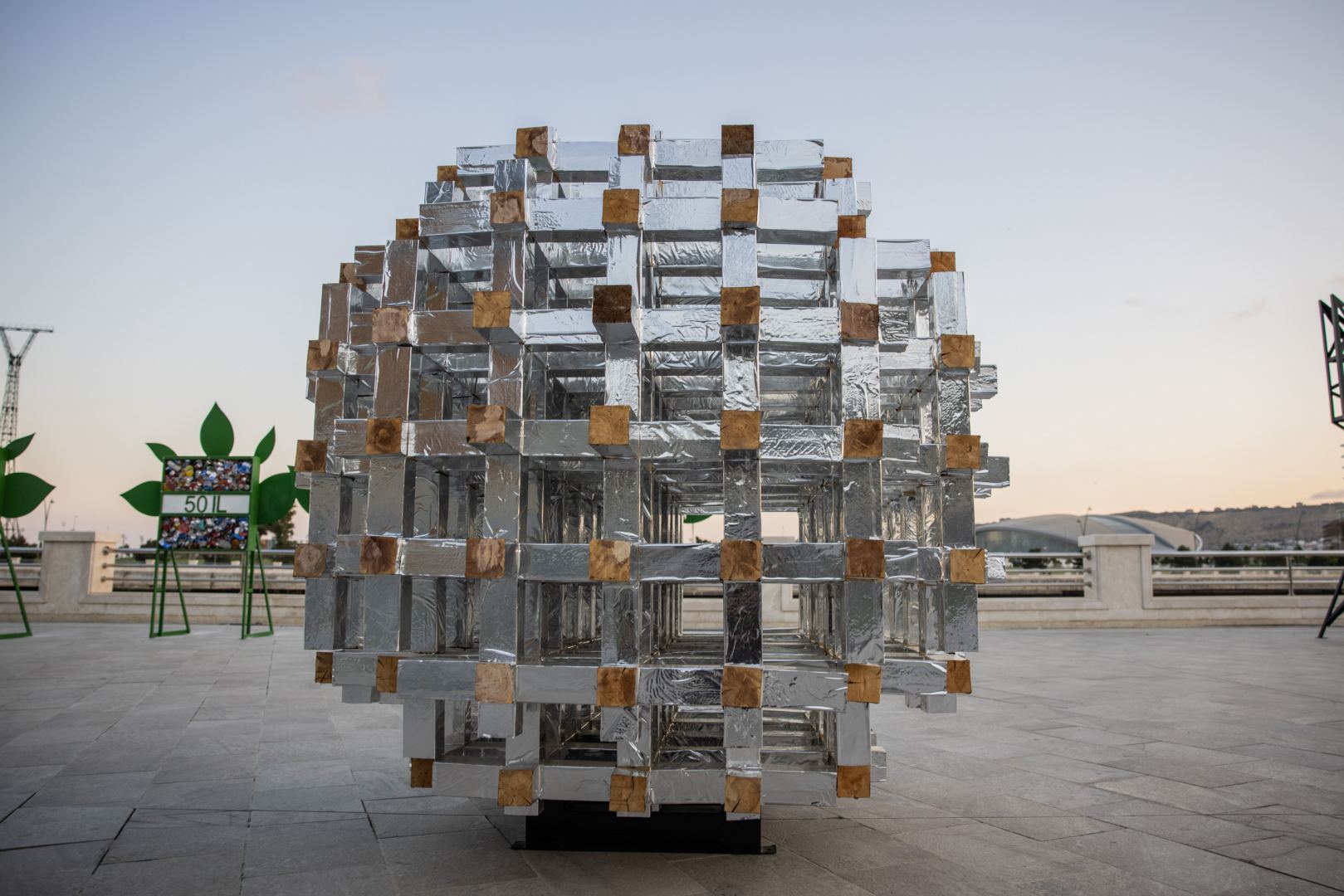 “Reduce, Reuse, Recycle, Respect” exhibition by NARGIS Publishing house is open on the Baku Boulevard (PHOTO/VIDEO)