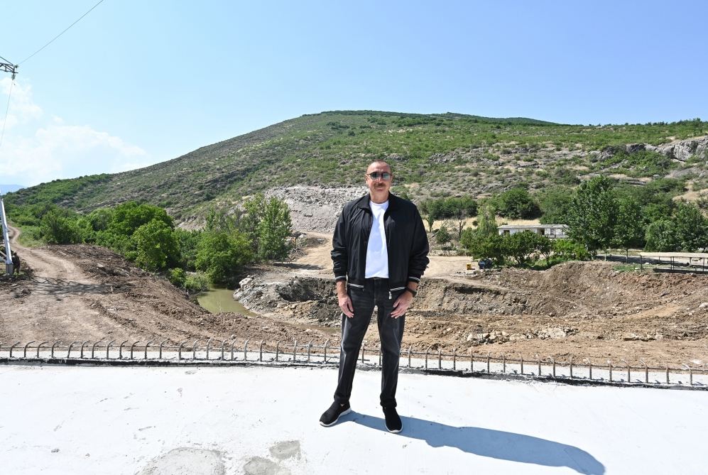 President Aliyev views ongoing work on bridge built over 'Victory Road' to Shusha (PHOTO)