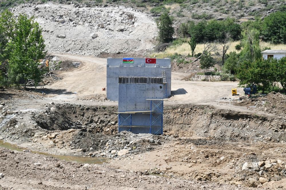 President Aliyev views ongoing work on bridge built over 'Victory Road' to Shusha (PHOTO)