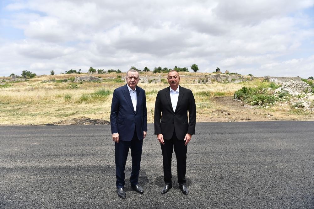 Azerbaijani president welcomes Turkish president in Fuzuli district (PHOTO)