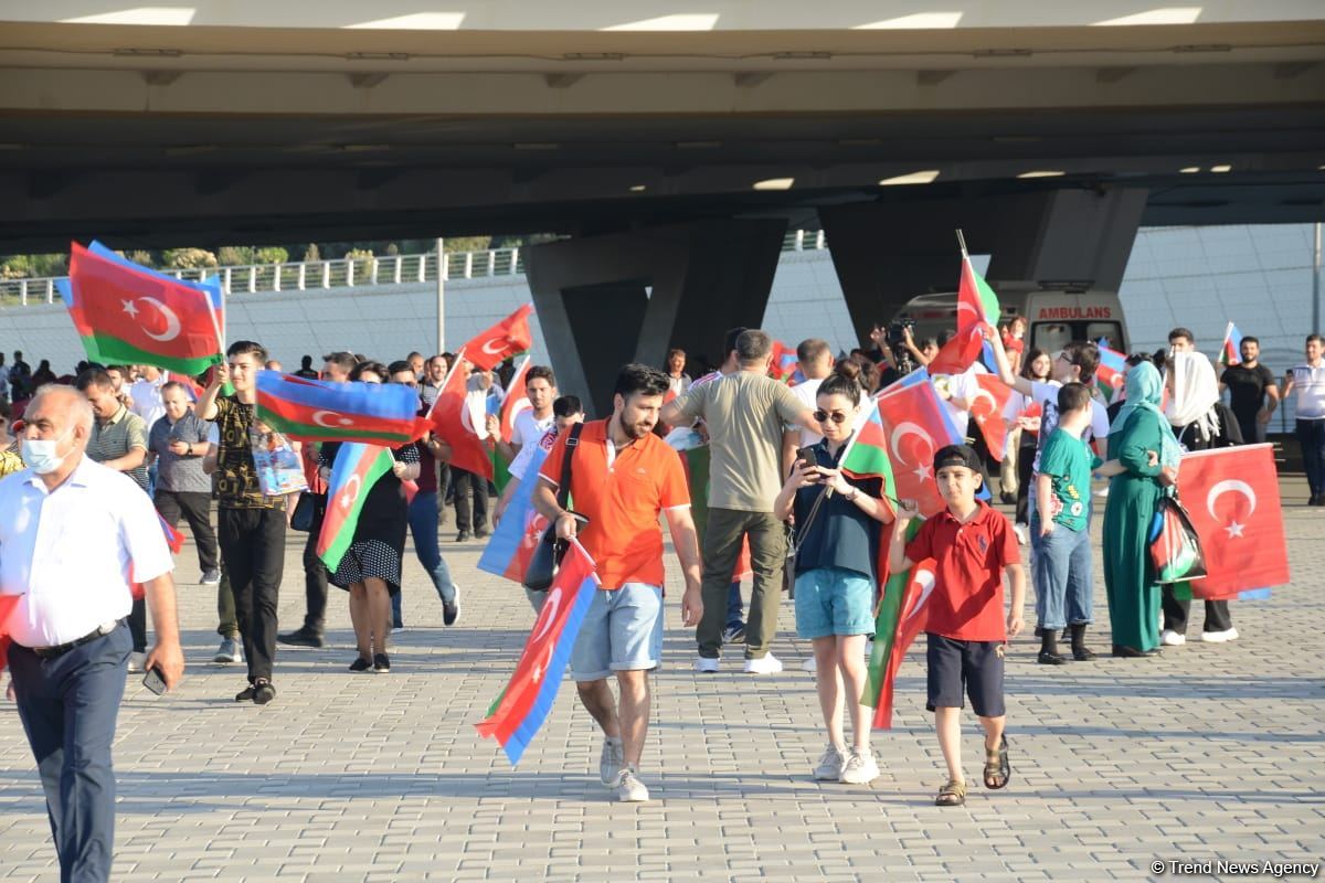 Fans preparing to watch Turkey vs Wales football match at Baku Olympic Stadium (PHOTO)