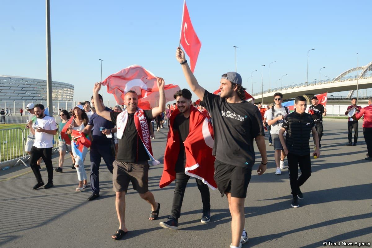 Fans preparing to watch Turkey vs Wales football match at Baku Olympic Stadium (PHOTO)