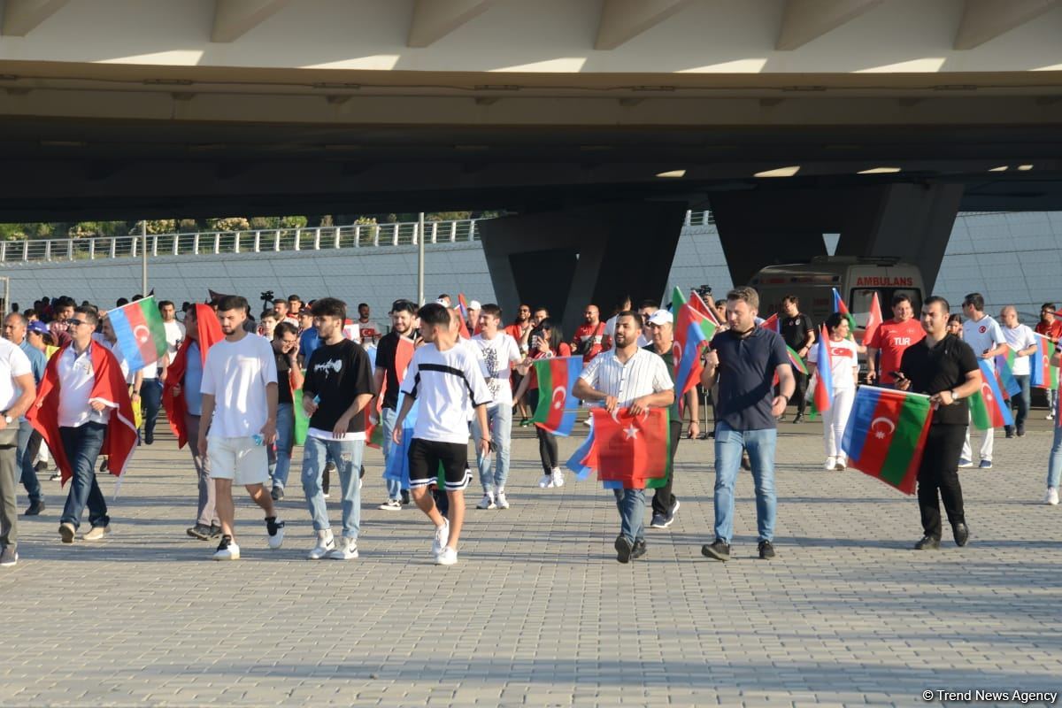 Fans preparing to watch Turkey vs Wales football match at Baku Olympic Stadium (PHOTO)