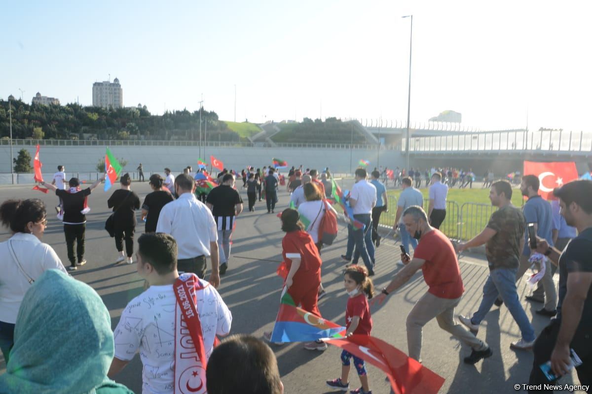 Fans preparing to watch Turkey vs Wales football match at Baku Olympic Stadium (PHOTO)