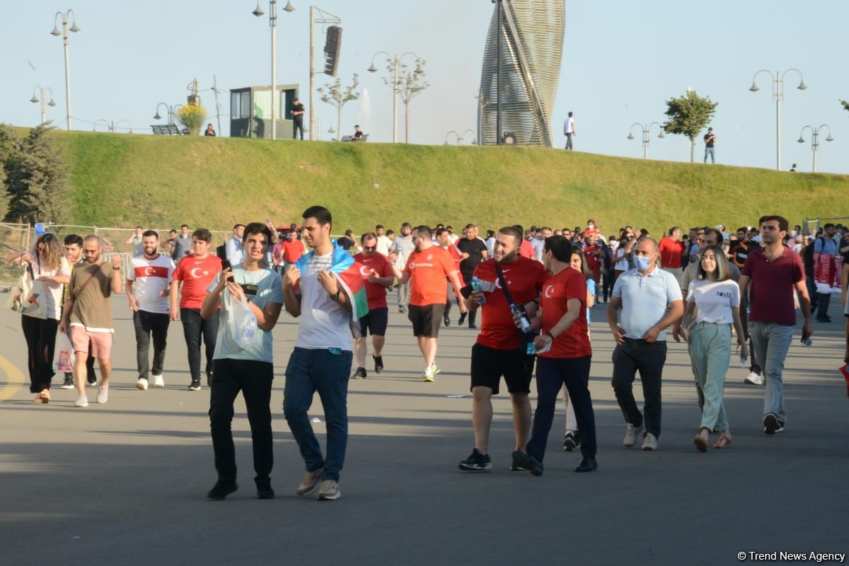 Fans preparing to watch Turkey vs Wales football match at Baku Olympic Stadium (PHOTO)