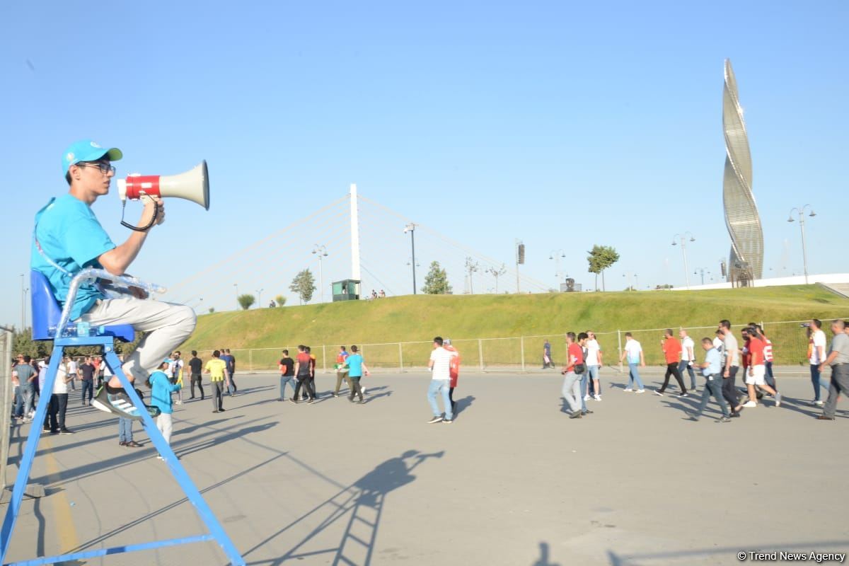 Fans preparing to watch Turkey vs Wales football match at Baku Olympic Stadium (PHOTO)