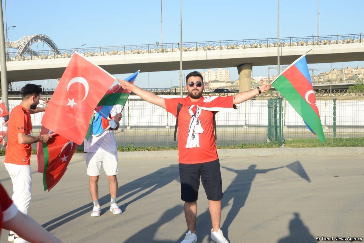 Fans preparing to watch Turkey vs Wales football match at Baku Olympic Stadium (PHOTO)